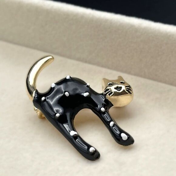 Yellow Gold with Black and White Polka Dot Enamel Scaredy Cat Pin Back Brooch - Picture 5 of 7